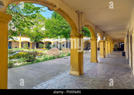 Portico nel cortile dell'Ospedale di Arles, ora chiamato l'Espace Van Gogh, Arles, Provenza, Francia Foto Stock