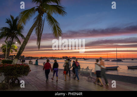 Stolling il Malecon al tramonto a La Paz, Baja California Sur, Messico. Foto Stock
