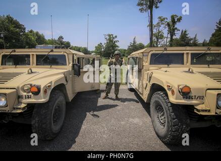 Stati Uniti Esercito Nazionale soldati di guardia dal New Jersey C truppa, 1° Stormo, 102º reggimento di cavalleria preparare veicoli tattici per una missione di addestramento su base comuneGuire-Dix Mc-Lakehurst, N.J., 18 giugno 2018. Foto Stock