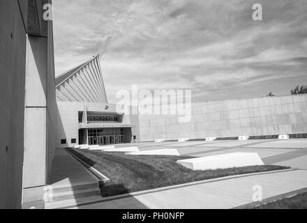 Il Museo Nazionale del Marine Corps è il luogo ideale per una cerimonia di pensionamento per gli Stati Uniti Marine Corps Master Gunnery Sgt. Troy poteri, esperto in materia, aria Comando & Controllo e compensazione del sensore, Programma Delegato sistemi terrestri, Triangolo, Va., 14 giugno 2018. Poteri si è ritirato dopo aver servito fedelmente per venticinque anni in Marine Corps. Foto Stock