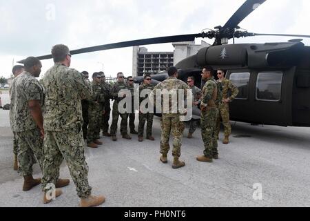 Bahamas (17 giugno 2018) i membri degli Stati Uniti messicani e forze armate parla durante un UH-60 Blackhawk elicottero durante una familiarizzazione e freddo carico-evento di formazione a bordo del Royal Bahamas Defence Force Coral Harbour di base come parte di Tradewinds 2018. Tradewinds è un U.S. Comando Sud sponsorizzato esercizio che prevede la partecipazione dei Caraibi delle nazioni la possibilità di migliorare la sicurezza di emergenza e capacità di risposta. Questo anno il focus è sulla lotta contro la criminalità transnazionale organizzata nella regione. Foto Stock