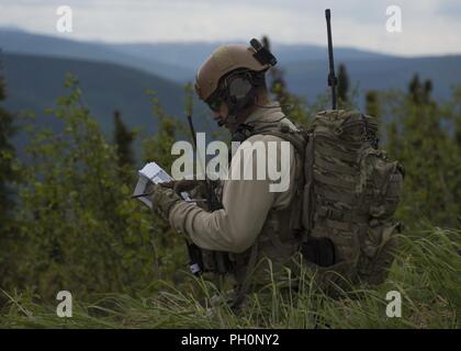 I membri dell'aria 124supportano operazioni squadrone, 124Fighter Wing in campo Gowen a Boise, Idaho partecipare a Red Flag Alaska, 14 Giugno sul giunto Pacific Alaska Range complesso di Eielson Air Force Base in Alaska. Red Flag Alaska è un combattimento simulato lo scenario costituito da multi-forze nazionali. Foto Stock