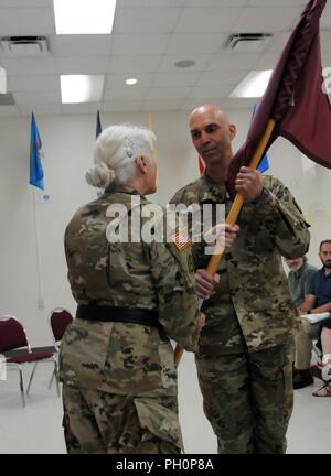 Stati Uniti La riserva di esercito Col. Todd Traver ha assunto il comando di esercito di medico di reparto gestione professionale del comando da Col. Regina Powell, il comandante uscente, durante un cambio del comando cerimonia presieduta da riserva di esercito Comando medico comandante generale, il Mag. Gen. Maria Link, tenuto lunedì, 18 giugno 2018 a Forest Park, Georgia. La modifica del comando cerimonia simboleggia il proseguimento della leadership di unità e identità nonostante il cambio delle singole autorità. Esso rappresenta anche il trasferimento di potenza da un leader di un altro; passando il cerimoniale di bandiera da in uscita per virgola in entrata Foto Stock