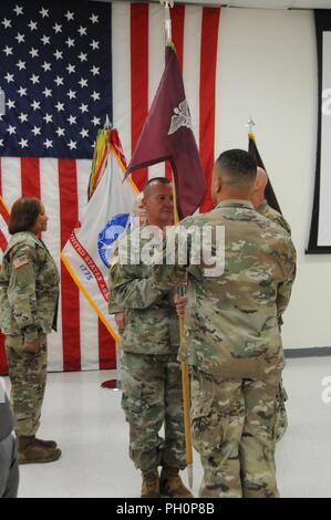 Stati Uniti La riserva di esercito Col. Todd Traver ha assunto il comando di esercito di medico di reparto gestione professionale del comando da Col. Regina Powell, il comandante uscente, durante un cambio del comando cerimonia presieduta da riserva di esercito Comando medico comandante generale, il Mag. Gen. Maria Link, tenuto lunedì, 18 giugno 2018 a Forest Park, Georgia. La modifica del comando cerimonia simboleggia il proseguimento della leadership di unità e identità nonostante il cambio delle singole autorità. Esso rappresenta anche il trasferimento di potenza da un leader di un altro; passando il cerimoniale di bandiera da in uscita per virgola in entrata Foto Stock