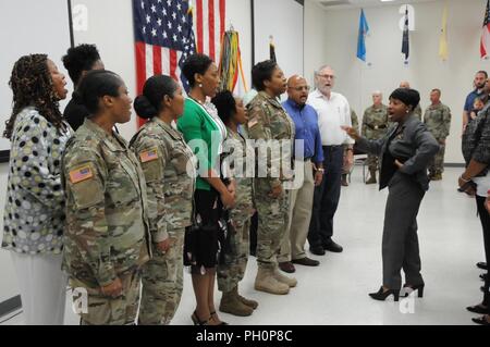 I membri del team di Army Medical Department Management professionale il comando a cantare l'inno nazionale durante un cambio del comando cerimonia presieduta da riserva di esercito Comando medico comandante generale, il Mag. Gen. Maria Link. Stati Uniti La riserva di esercito Col. Todd Traver ha assunto il comando della APMC da Col. Regina Powell, il comandante uscente, durante la cerimonia di premiazione che si terrà lunedì, 18 giugno 2018 a Forest Park, Georgia. La modifica del comando cerimonia simboleggia il proseguimento della leadership di unità e identità nonostante il cambio delle singole autorità. Esso rappresenta anche il trasferimento di potenza da un leader per Foto Stock