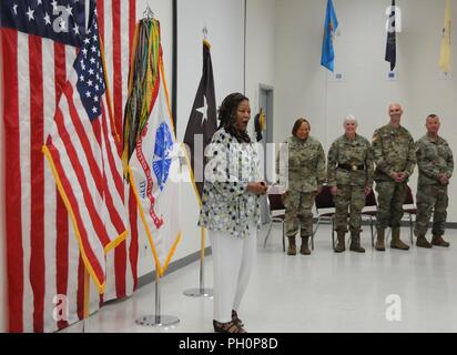 Stati Uniti La riserva di esercito Col. Todd Traver ha assunto il comando di esercito di medico di reparto gestione professionale del comando da Col. Regina Powell, il comandante uscente, durante un cambio del comando cerimonia presieduta da riserva di esercito Comando medico comandante generale, il Mag. Gen. Maria Link, tenuto lunedì, 18 giugno 2018 a Forest Park, Georgia. La modifica del comando cerimonia simboleggia il proseguimento della leadership di unità e identità nonostante il cambio delle singole autorità. Esso rappresenta anche il trasferimento di potenza da un leader di un altro; passando il cerimoniale di bandiera da in uscita per virgola in entrata Foto Stock