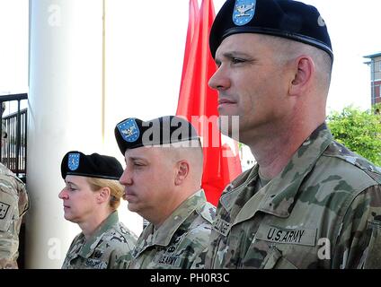 Da sinistra a destra, Capo di proiettili di artiglieria Brig. Gen. Heidi J. Hoyle, comandante uscente Col. Sean P. Davis, e comandante in arrivo Col. Daniel P. Ellinger, stand in corrispondenza della posizione di attenzione durante la 59a Brigata inesplosi cambiamento di cerimonia di comando il 15 giugno sul campo Whittington Foto Stock