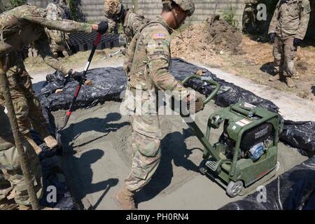 Stati Uniti Paracadutisti dell'esercito assegnato al Bravo Company, 54th ingegnere vigili del Battaglione, 173rd Brigata Aerea, condotta Aviosuperficie di luce di riparazione e cratere di formazione di riparazione con la elevata mobilità Engineer escavatore (HMEE) vicino a Trecenta , Rovigo, 20 giugno 2018. Il 173rd Brigata Aerea, con sede in Vicenza, Italia, è l'U.S. Esercito di risposta di emergenza forza in Europa, in grado di proiettare le forze per condurre la gamma completa delle operazioni militari su tutto il territorio degli Stati Uniti, europeo centrale e comandi Africa aree di responsabilità. Foto Stock