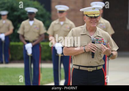 Il comandante del Marine Corps gen. Robert B. Neller offre commento durante un cambio del comando cerimonia alla caserma marini Washington D.C., 20 giugno 2018. Il colonnello Tyler J. Zagurski rinunciato il suo comando della caserma marini Washington D.C. al Col. Don Tomich. Tomich precedentemente servito come assistente del capo del personale per le operazioni, Marine le forze di comando centrale. Foto Stock