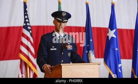 Brig. Gen. Daniel Lasica, 31 Fighter Wing Commander, parla durante un cambio del comando cerimonia presso la base aerea di Aviano, Italia, 21 giugno 2018. Lasica comanda il solo assegnato in modo permanente U.S. Air Force fighter aircraft ala della NATO a sud della regione e circa 4.200 active-dovere militari, quasi 300 civili degli Stati Uniti e 600 civili italiani dipendenti. Foto Stock