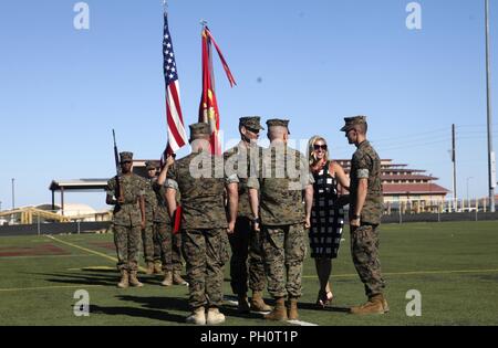 Lt. Col. Jayson M. Tiger e sua moglie ricevere un riconoscimento per i loro contributi alle Marine Fighter Training Squadron 401 in base a Yuma, Arizona, il 20 giugno 2018. VMFT 401 è un corpo della marina degli Stati Uniti Reserve Fighter Squadron che fornisce istruzioni per attivo e la Riserva Marina della flotta delle forze e squadroni della flotta attraverso dissimile Air Combat training. (Corpo della Marina degli Stati Uniti Foto Stock