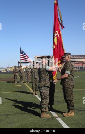 Lt. Col. Jayson M. Tiger si abbandona il comando di Marine Fighter Training Squadron 401 a Yuma, Arizona, di Lt. Col. Eric L. Geyer il 20 giugno 2018. VMFT 401 è un corpo della marina degli Stati Uniti Reserve Fighter Squadron che fornisce istruzioni per attivo e la Riserva Marina della flotta delle forze e squadroni della flotta attraverso dissimile Air Combat training. (Corpo della Marina degli Stati Uniti Foto Stock