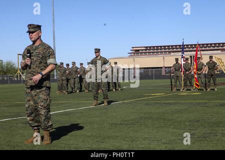 Marine Aircraft Group 41 comandante Col. Charles Mosè, parla al cambiare della cerimonia di comando per Marine Fighter Training Squadron 401, basato a Yuma, Arizona, il 20 giugno 2018. VMFT 401 è un corpo della marina degli Stati Uniti Reserve Fighter Squadron che fornisce istruzioni per attivo e la Riserva Marina della flotta delle forze e squadroni della flotta attraverso dissimile Air Combat training. (Corpo della Marina degli Stati Uniti Foto Stock
