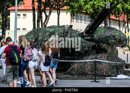 Gli studenti polacchi dalla Scuola Podstawowa (sinistra) esaminare Romanian Army Air Defense Artillery "Blue scorpioni" batteria, attrezzature militari durante una visita di istruzione al Battle Group Polonia Bemowo Piskie Area Formazione, Polonia il 21 giugno 2018. Gruppo di combattimento della Polonia è un luogo unico e multinazionale di coalizione di Stati Uniti, Regno Unito, croato e soldati rumeni che servono con il polacco della XV Brigata meccanizzata come una forza di dissuasione a sostegno della NATO in avanti rafforzata presenza. Foto Stock