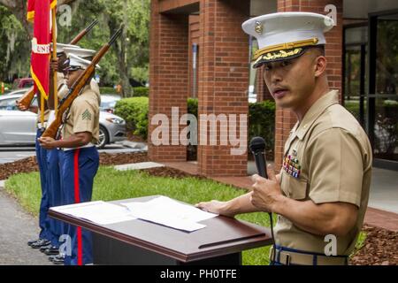 Il Mag. Richard Lee, il comandante per la stazione di reclutamento (RS) Tampa, parla durante una cerimonia di apertura per RS Tampa su Giugno 20, 2018 a Tampa, in Florida. RS Tampa, precedentemente situato a Orlando, è stato istituito per sostenere meglio il Marine Corps' assunzione di missione. Foto Stock