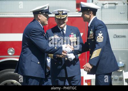 Senior Chief Petty Officer Geremia M. Lupo assume il comando della Stazione della Guardia Costiera Bodega Bay da Senior Chief Petty Officer Scott E. Slade durante un cambiamento di cerimonia di comando, Giugno 21, 2018 in Bodega Bay, California. Stazione Bodega Bay è una delle 20 stazioni di surf nella Guardia Costiera e ha un'area di responsabilità che si estende dalla Sonoma County line a Gualala fiume a sud di Point Reyes. Foto Stock