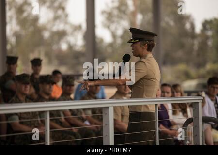 Stati Uniti Marine Lt. Col. Jennifer Nash, off-andando comandante per 7 Supporto tecnico di battaglione, Marittima 1 Logistics Group, indirizzi Marines, marinai, la famiglia e gli amici durante un cambiamento di cerimonia di comando a Camp Pendleton, California, 21 giugno 2018. La modifica del comando è stata la cerimonia per commemorare Nash per i suoi due anni di dedizione e di servizio alla sua Marines e marinai mentre serve come il comandante del settimo ESB e di accogliere il prossimo comandante, Lt. Col Evan giorno. Foto Stock