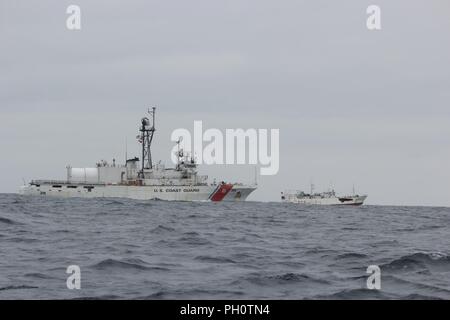 Il USCGC Alex Haley (WMEC 39) ed equipaggio a trattenere la nave da pesca da eseguire dopo che esso è stato sospettato di alto mare pesca con reti da posta derivanti nell'Oceano Pacifico settentrionale, 860 chilometri a est di Hokkaido, Giappone, 16 giugno 2018. L'Alex Haley equipaggio trasferito custodia di eseguire Da e il suo equipaggio per la Repubblica popolare cinese Coast Guard. Foto Stock