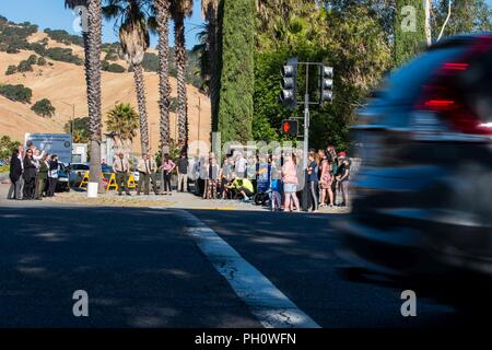Una folla attende per atleti olimpionici speciali e gli avieri con il sessantesimo delle forze di sicurezza squadrone di arrivare durante una fase del 2018 Special Olympics Fiaccolata al di fuori dello Stato della California, carcere Solano in Vacaville, 21 giugno 2018. La manifestazione annuale comporta l'applicazione della legge da parte della comunità e di base insieme per mostrare il loro sostegno per Special Olympics e gli atleti che partecipano ai giochi. Foto Stock