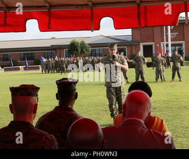 Lt. Gen. Michael Dana, vice comandante, gli impianti e la logistica, indirizzi Marine Corps logistica il comando Marines, civile-Marines e dignitari durante un cambio del comando cerimonia di premiazione che si terrà a Schmidt a bordo campo Marine Corps base logistica Albany, Ga., 14 giugno. Foto Stock