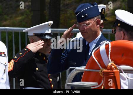 New York Air National Guard Il Mag. Gen. Anthony tedesco, il supplementare generale del N.Y. La Guardia nazionale, arriva in corrispondenza della variazione del comando cerimonia del N.Y. Milizia navale, Schodack Island State Park, N.Y., 22 giugno 2018. Il comando della milizia navale era stato trasferito dal capitano Ten Eyck Powell al capitano Timothy Zakriski. (New York Army National Guard Foto Stock