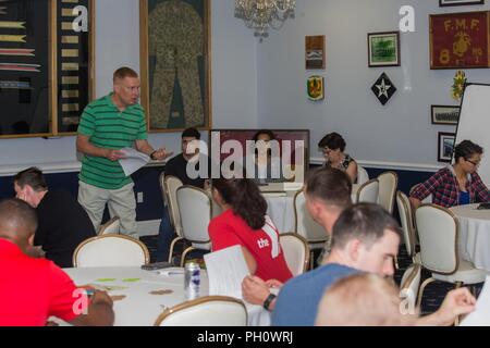 Stati Uniti Navy Capt. Russell Graef, cappellano della seconda Marine Logistics Group, parla di una famiglia con un solo genitore rifugio su Camp Lejeune, N.C., 21 giugno 2018. La seconda Marine Logistics Group ministero religioso team ed unico programma Marino ha ospitato il ritiro per fornire le informazioni e le risorse per i genitori singoli di stanza in N.C. Foto Stock