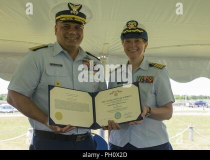 Capitano Kristen S. Sareault, USPHS, si ritira dal servizio attivo alla stazione USCG Canale di Cape Cod, messa. il 22 giugno 2018. Foto Stock