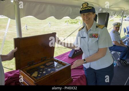 Capitano Kristen S. Sareault, USPHS, si ritira dal servizio attivo alla stazione USCG Canale di Cape Cod, messa. il 22 giugno 2018. Foto Stock