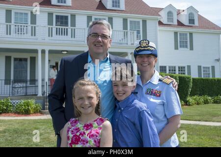 Capitano Kristen S. Sareault, USPHS, si ritira dal servizio attivo alla stazione USCG Canale di Cape Cod, messa. il 22 giugno 2018. Foto Stock