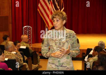 HONOLULU, Hawaii (21 giugno 2018) -- l'esercito Chirurgo generale e U.S. Army Medical Command (MEDCOM) comandante generale, Lt. Gen. Nadja West ha parlato di sanità regionale Command-Pacific (RHC-P) i membri del personale e ai beneficiari durante un municipio sessione presso il Tripler Army Medical Center Kaiser Auditorium. Durante il forum, West evidenziato medicina dell'esercito l'impegno a fornire al sicuro e ad alta affidabilità la cura per i pazienti e di concentrarsi sul garantire disponibilità medica a sostegno dell'warfighter. Foto Stock