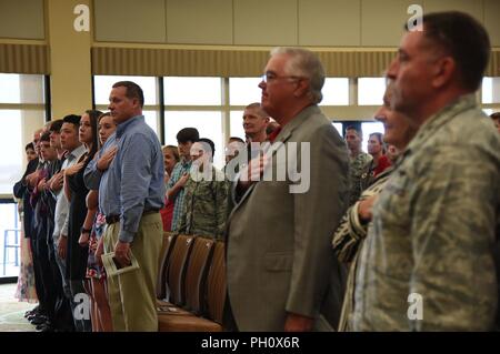 Keesler personale, le famiglie e gli amici partecipare la 81st gruppo medico modifica del comando cerimonia nella Bay Breeze Event Center a Keesler Air Force Base, Mississippi, 22 giugno 2018. Stati Uniti Air Force Col. Beatrice Dolihite, incoming 81st MDG commander, ha assunto il comando da Col. Jeannine Ryder, in uscita 81st MDG commander, con il passare del guidon. Foto Stock