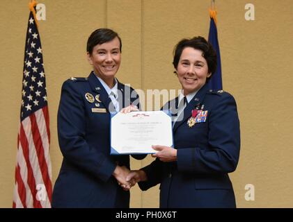 Stati Uniti Air Force Col. Debra Lovette, 81st formazione Wing Commander, presenta Col. Jeannine Ryder, in uscita 81st Medical Group commander, con una legione di merito prima foglia di quercia cluster certificato durante la 81st MDG modifica del comando cerimonia nella Bay Breeze Event Center a Keesler Air Force Base, Mississippi, 22 giugno 2018. Ryder ha rinunciato a comando della 81st MDG e sarà la sua voce per la Air Force comando materiale, Wright-Patterson Air Force Base, Ohio, dove lei sarà il chirurgo generale. Foto Stock