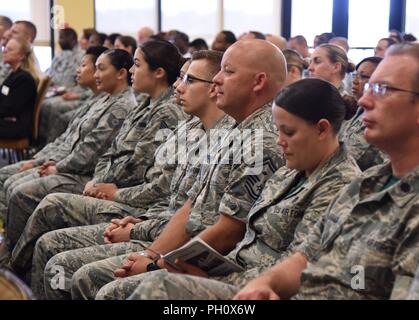 Keesler personale, le famiglie e gli amici partecipare la 81st gruppo medico modifica del comando cerimonia nella Bay Breeze Event Center a Keesler Air Force Base, Mississippi, 22 giugno 2018. Stati Uniti Air Force Col. Beatrice Dolihite, incoming 81st MDG commander, ha assunto il comando da Col. Jeannine Ryder, in uscita 81st MDG commander, con il passare del guidon. Foto Stock