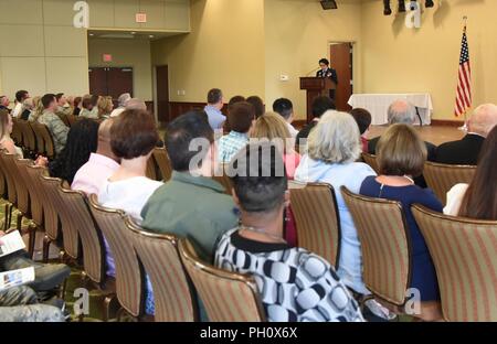 Stati Uniti Air Force Col. Jeannine Ryder, in uscita 81st Medical Group commander, offre commento durante la 81st MDG modifica del comando cerimonia nella Bay Breeze Event Center a Keesler Air Force Base, Mississippi, 22 giugno 2018. Ryder ha rinunciato a comando della 81st MDG e sarà la sua voce per la Air Force comando materiale, Wright-Patterson Air Force Base, Ohio, dove lei sarà il chirurgo generale. Foto Stock
