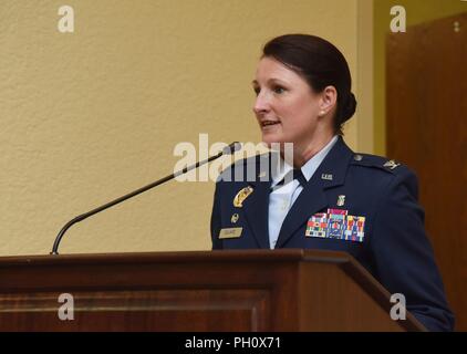 Stati Uniti Air Force Col. Beatrice Dolihite, incoming 81st Medical Group commander, offre commento durante la 81st MDG modifica del comando cerimonia nella Bay Breeze Event Center a Keesler Air Force Base, Mississippi, 22 giugno 2018. Dolihite ha assunto il comando da Col. Jeannine Ryder, in uscita 81st MDG commander. Foto Stock