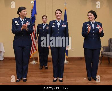 Stati Uniti Air Force Col. Debra Lovette, 81st formazione Wing Commander e Col. Jeannine Ryder, in uscita 81st Medical Group commander, congratularmi col Beatrice Dolihite, incoming 81st MDG commander, durante la 81st MDG modifica del comando cerimonia nella Bay Breeze Event Center a Keesler Air Force Base, Mississippi, 22 giugno 2018. Il passaggio del guidon è un simbolo di cerimoniale di scambiare il comando da un comandante di un'altra. Foto Stock