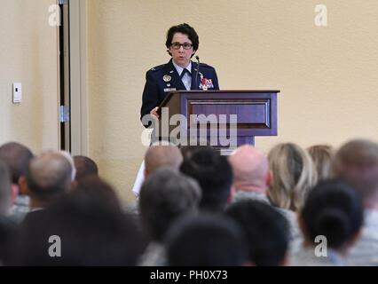 Stati Uniti Air Force Col. Jeannine Ryder, in uscita 81st Medical Group commander, offre commento durante la 81st MDG modifica del comando cerimonia nella Bay Breeze Event Center a Keesler Air Force Base, Mississippi, 22 giugno 2018. Ryder ha rinunciato a comando della 81st MDG e sarà la sua voce per la Air Force comando materiale, Wright-Patterson Air Force Base, Ohio, dove lei sarà il chirurgo generale. Foto Stock