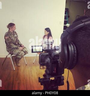 KAPOLEI, Hawaii - Studenti presso la American Academy rinascimentale sono state trattate per one-to-one sulla telecamera interviste con istruzioni dalla 305Mobile degli affari pubblici distacco Giugno 18th. Come un collegio scuola preparatoria con un forte accento sulla performing arts, gli studenti della American Renaissance Academy verrà non solo hanno bisogno di intervistare le competenze per collegio ammissione, ma anche per i potenziali interviste come artisti di successo. Qui illustrato, il cap. Katie Ta, 305Mobile degli affari pubblici distacco, interviste uno studente durante il corso di formazione. Foto Stock