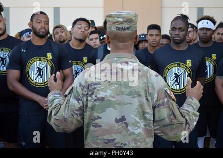 Il Mag. Gen. Ronald Clark, commander, XXV divisione di fanteria, parla all'Università delle Hawaii a Manoa Rainbow Warriors football team alla 1Lt. Nainoa K. Zappa memorial a Schofield Barracks, Hawaii, il 23 giugno 2018. Il XXV divisione di fanteria ha ospitato il Rainbow Warrior per un team building giorno che ha coinvolto il personale di coaching in un live drill incendio e i giocatori alla leadership corso di reazione e la fiducia di corso. Foto Stock