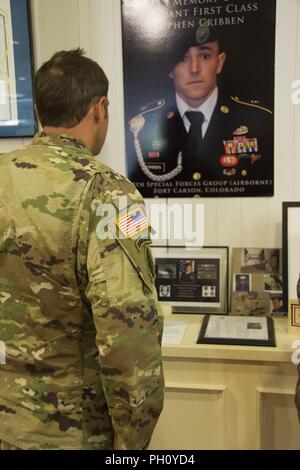 Un berretto verde assegnato al decimo delle forze speciali Gruppo (Airborne) visite una mostra in onore di compagno caduto Sgt. 1. Classe Stephen Cribben a Veteran's Museum di Simi Valley, California, 23 giugno 2018. Il team ha visitato Cribben la famiglia stessa settimana che un memoriale di banner è stata sollevata in Simi Valley in ricordo di lui. Cribben, una Simi Valley-nativa, è stato ucciso in azione in Afghanistan nel novembre scorso. Foto Stock