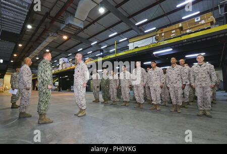 Supporto navale attività BAHRAIN (25 giugno 2018) DEGLI STATI UNITI Navy Cmdr. Daniel Brown, Naval Amphibious vigore, Task Force 51/5th Marine Expeditionary Brigade direttore della Direzione Logistica, presenta U.S. Master Marine Sgt. William J. Tolleson con il servizio meritevole medaglia (stella d'oro al posto della seconda award) per il suo eccellente servizio meritorio mentre serve come contratto operativo capo di supporto da luglio 2016 a giugno 2018. Come il comando del contraente solitario esperto ha negoziato e gestito il supporto di vita e il supporto di contratti a sostegno di ansiosi Lion 2017 e 2018 per salvare il comando o Foto Stock
