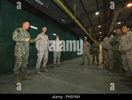 Supporto navale attività BAHRAIN (25 giugno 2018) DEGLI STATI UNITI Navy Cmdr. Daniel Brown, Naval Amphibious vigore, Task Force 51/5th Marine Expeditionary Brigade direttore della Direzione Logistica, presenta U.S. Master Marine Sgt. William J. Tolleson con il servizio meritevole medaglia (stella d'oro al posto della seconda award) per il suo eccellente servizio meritorio mentre serve come contratto operativo capo di supporto da luglio 2016 a giugno 2018. Come il comando del contraente solitario esperto ha negoziato e gestito il supporto di vita e il supporto di contratti a sostegno di ansiosi Lion 2017 e 2018 per salvare il comando o Foto Stock