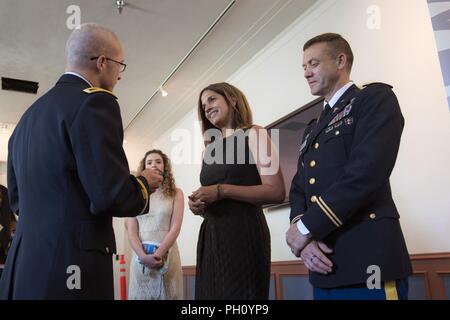 FORT BELVOIR, VA.-- (18 giugno 2018)-- U.S. Navy Capt. Robert Fry assume la posizione di direttore di istituto ospedaliero da Col. Jason Wieman durante un trasferimento di autorità cerimonia al Fort Belvoir's Thurman Hall Giugno 18, 2018. Stati Uniti Esercito il Mag. Gen. Ronald Place, il direttore per la regione della capitale nazionale (Medico) serve come ospite della manifestazione la combinazione di tradizioni sia dall esercito e della Marina elementi cerimoniali. Il Belvoir Hospital è un 120-letto, 1.3 milioni di piedi quadrati comunità militare ospedale che serve una popolazione regionale di 250.000 personale con circa 100.000 enrollees inpatient ricevente e Foto Stock