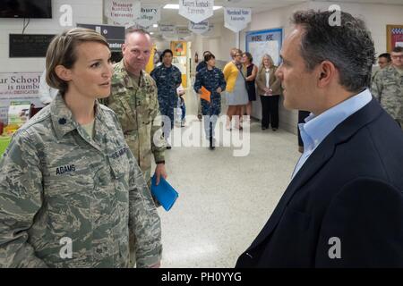 Stati Uniti Air Force Lt. Col. Patricia Adams, all'ottico optometrista dal Kentucky Air National Guard's 123Airlift Wing, parla con il Kentucky Gov. Matt Bevin durante un tour della sanità ambulatorio di Lee County High School in Beattyville, Ky., 23 giugno 2018. La clinica è uno dei quattro che comprendono il funzionamento Bobcat, a dieci giorni di missione di fornire militari delle truppe medici con formazione cruciale nelle operazioni sul campo e logistica offrendo nessun costo di assistenza sanitaria per gli abitanti dell est del Kentucky. Le cliniche, che funzionerà da giugno 15-24, offrono non emergenti di cure mediche; sports physicals; dental cle Foto Stock