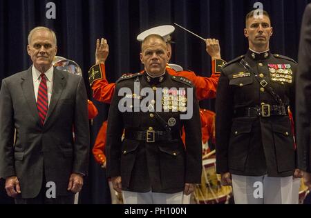 Da sinistra, segretario della Marina, Richard V. Spencer, Comandante della Marine Corps, Gen. Robert B. Neller e Col. Don Tomich, comandante, caserma marini di Washington D.C., stand presso l attenzione per "onorificenze" durante un venerdì sera cerimonia al coperto presso la Caserma Giugno 22, 2018. L ospite d onore per la cerimonia era segretario della Marina, Richard V. Spencer e l'hosting ufficiale è stato il Comandante del Marine Corps, Gen. Robert B. Neller. Foto Stock