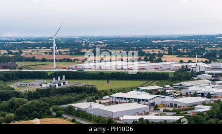 Vista aerea di grandi turbine eoliche che domina il paesaggio in Eye Suffolk, Inghilterra Foto Stock