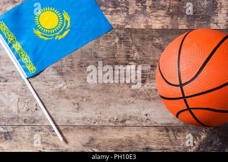 Bandiera kazaka e la pallacanestro su un tavolo di legno. Foto Stock