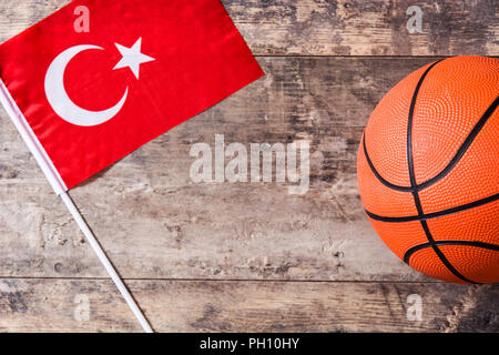 La pallacanestro e Bandiera della Turchia sul tavolo di legno. Vista superiore.Copyspace Foto Stock