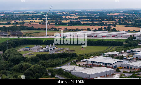 Vista aerea di grandi turbine eoliche che domina il paesaggio in Eye Suffolk, Inghilterra Foto Stock