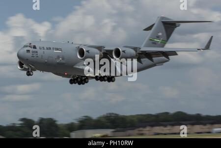 Una C-17 Globemaster III CONSEGNA Istituto di medicina aeronautica attrezzature di evacuazione da McChord Air Force Base di Washington, terre, Giugno 20, 2018 a Scott Air Force Base, Illinois. Avieri con il 375 disponibilità logistica Squadron erano responsabili per lo scarico delle apparecchiature. "Io vado a spiegare alla gente che siamo come un mini Amazon o di FedEx," ha detto Lt. Col. Kazimir Kostrubala, 375 LRS commander. "I nostri aviatori sono l'elaborazione oltre 200 articoli al giorno". Foto Stock